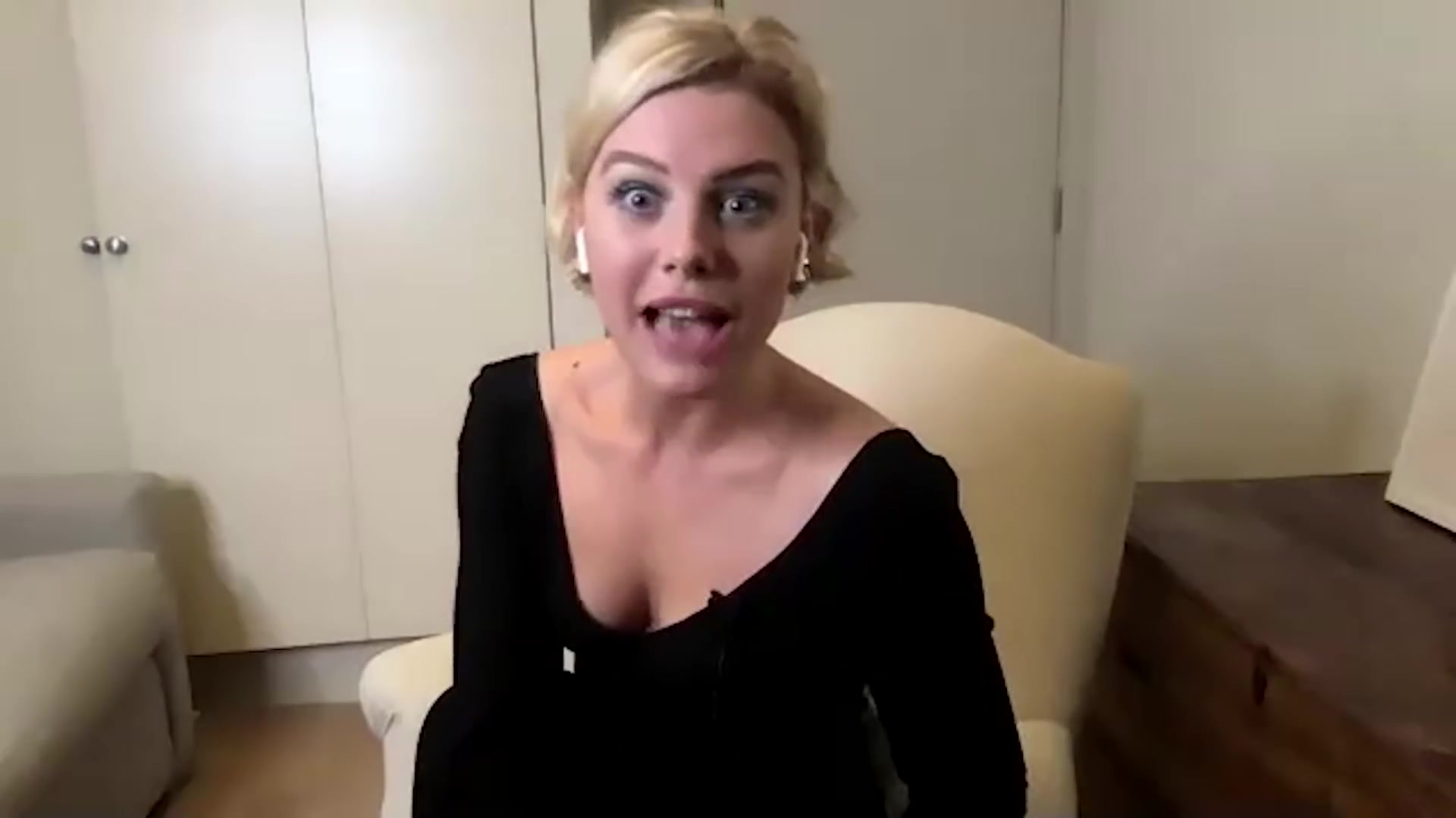 BadKissing_FateCastJuicyQuestionsFilming21_417.jpg